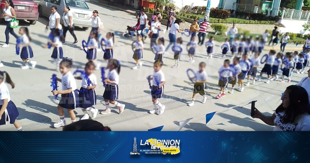 Rezagados, pero desfilan revolucionarios