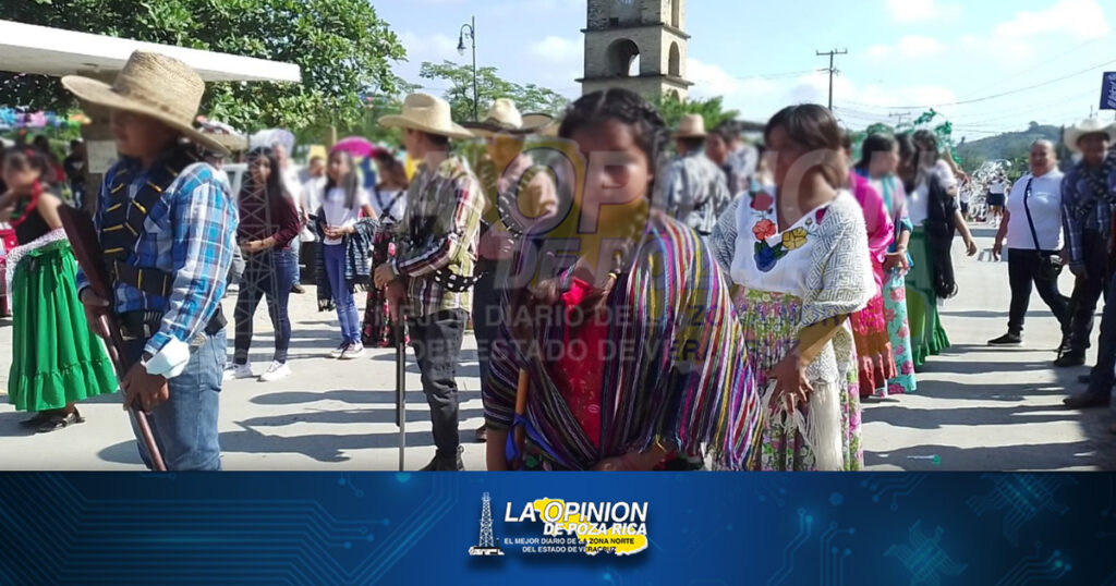 Rezagados, pero desfilan revolucionarios