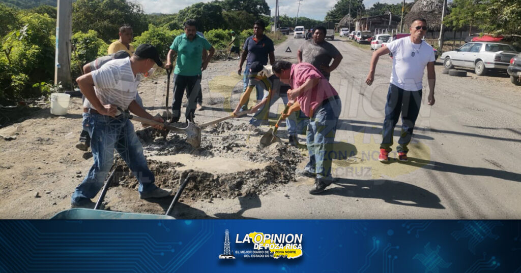 Taxistas se organizan y tapan baches sobre la Poza Rica-Cazones