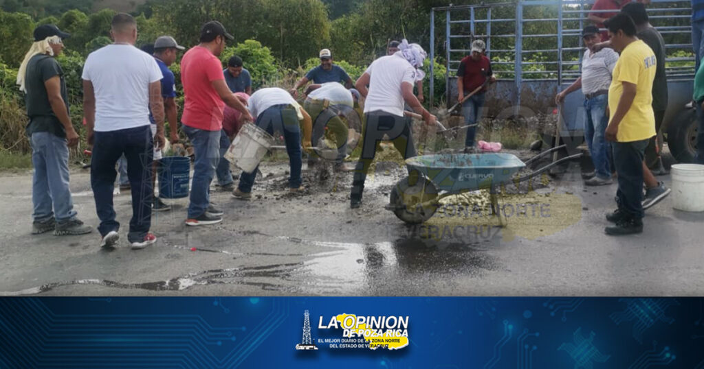 Taxistas se organizan y tapan baches sobre la Poza Rica-Cazones
