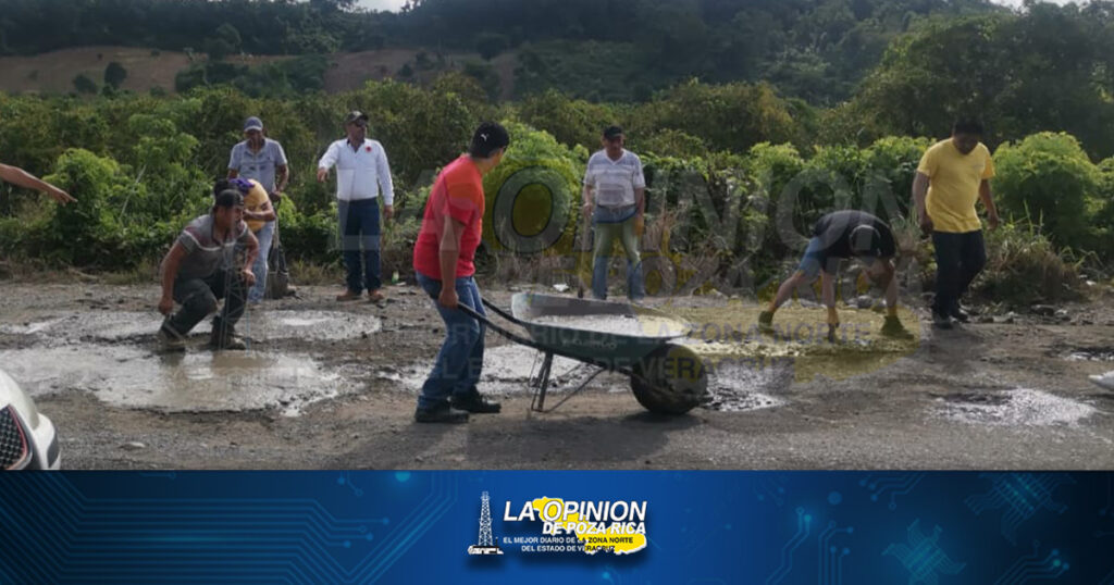 Taxistas se organizan y tapan baches sobre la Poza Rica-Cazones