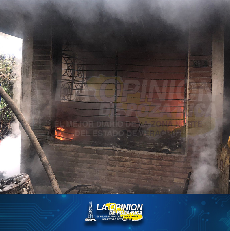 Incendio arrasa vivienda en Coatzintla