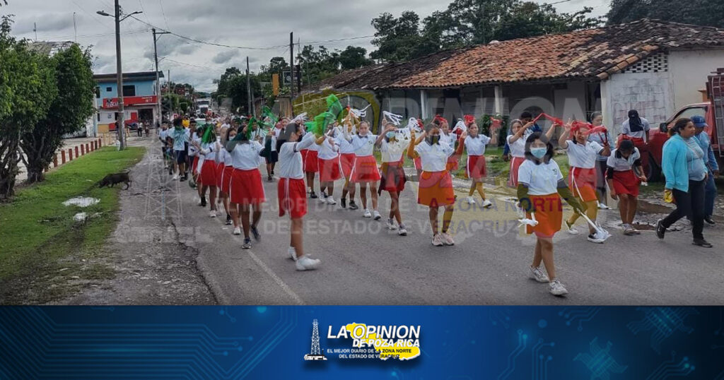 Desfilan estudiantes de Miguel Alemán Valdez