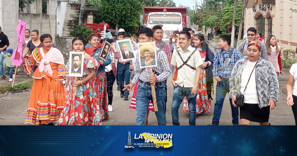 Desfilan estudiantes de Miguel Alemán Valdez