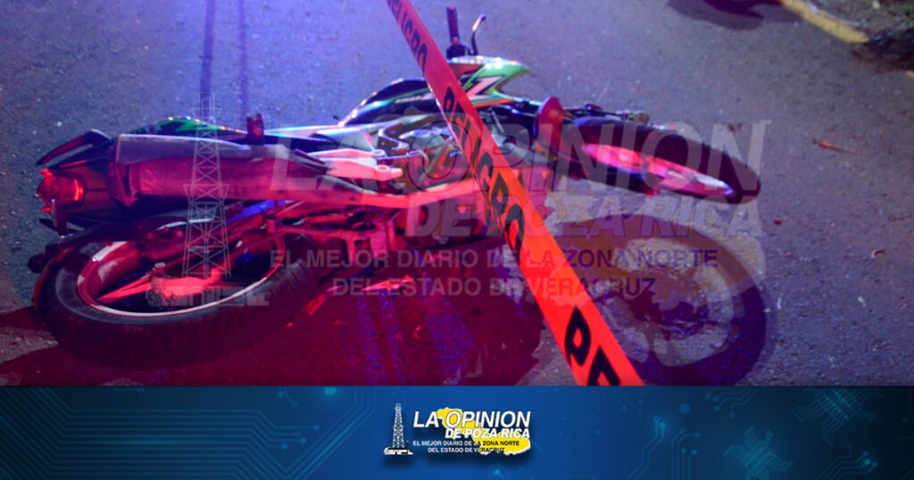 Motociclistas rebotaron contra poste