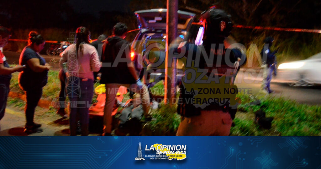 Motociclistas rebotaron contra poste