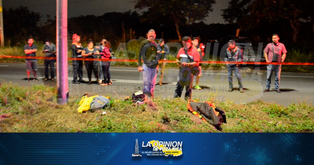 Motociclistas rebotaron contra poste