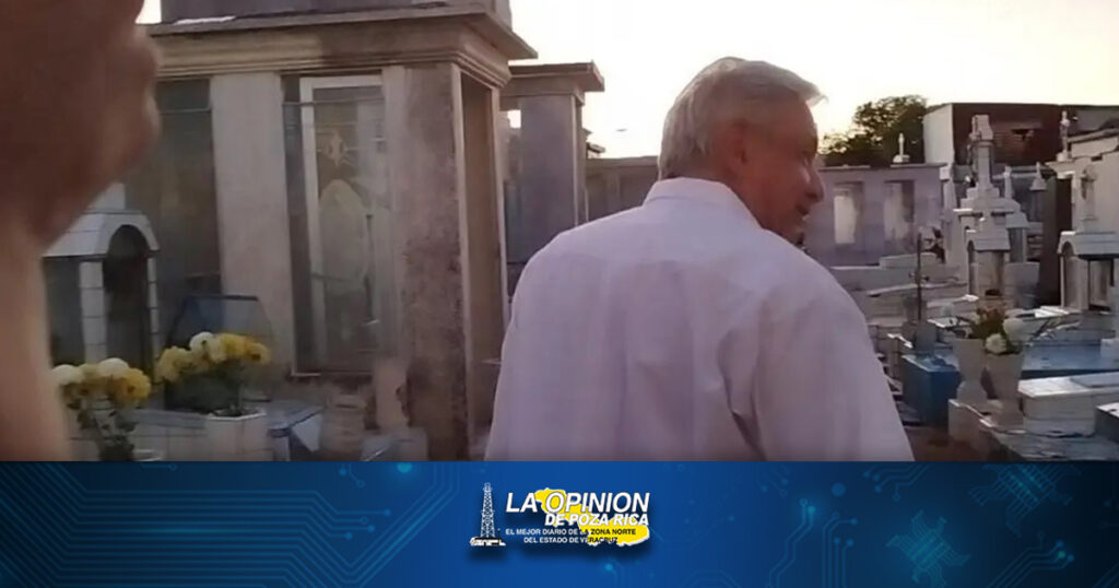 AMLO visita tumba de sus padres y exesposa