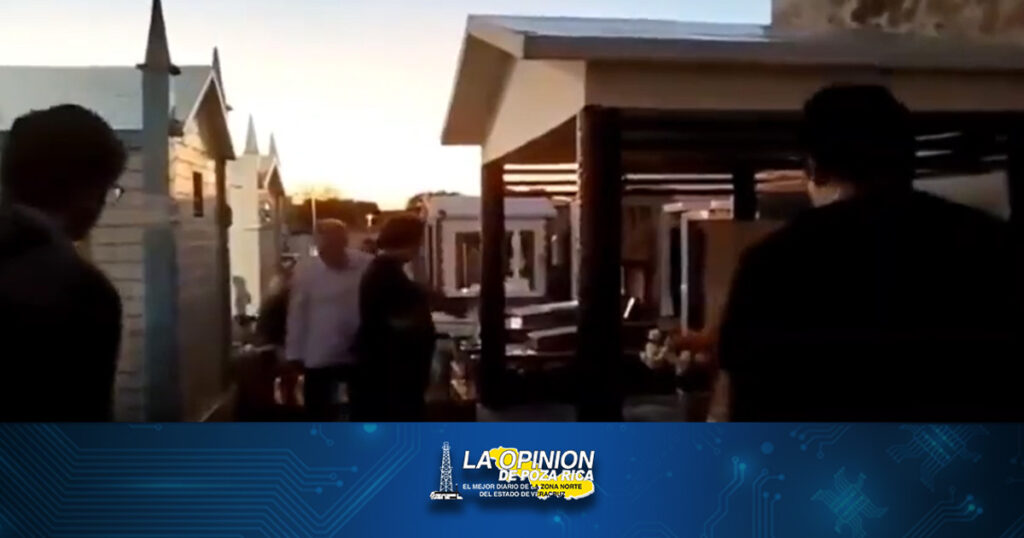 AMLO visita tumba de sus padres y exesposa