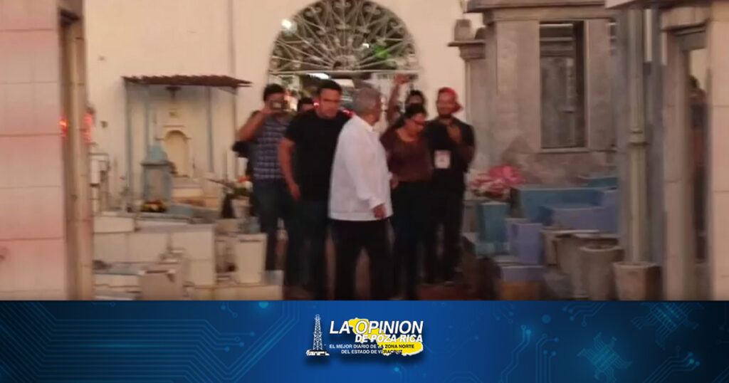 AMLO visita tumba de sus padres y exesposa