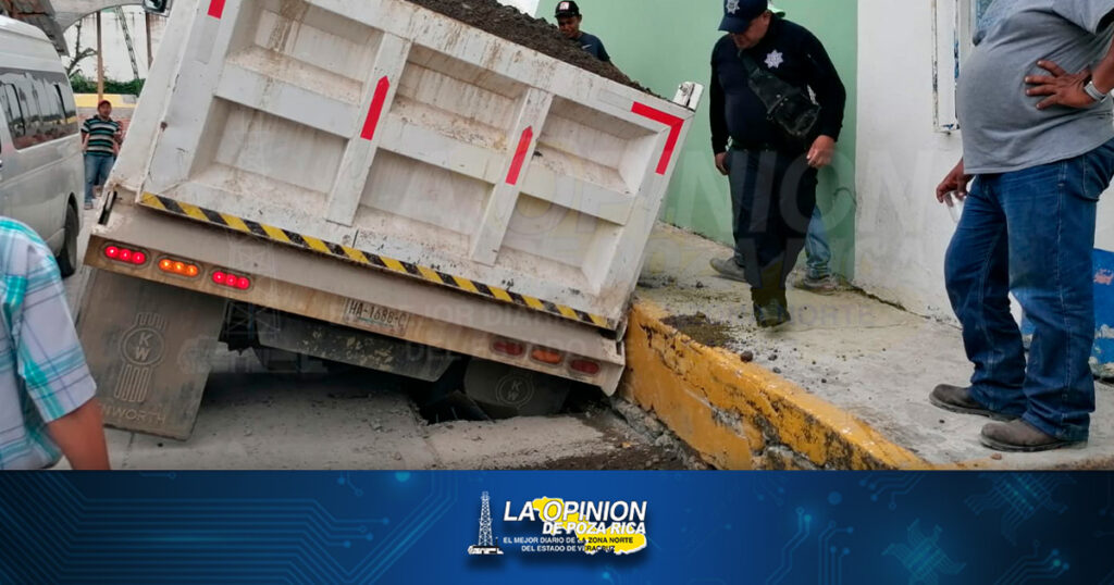 Camión de volteo a punto de volcar