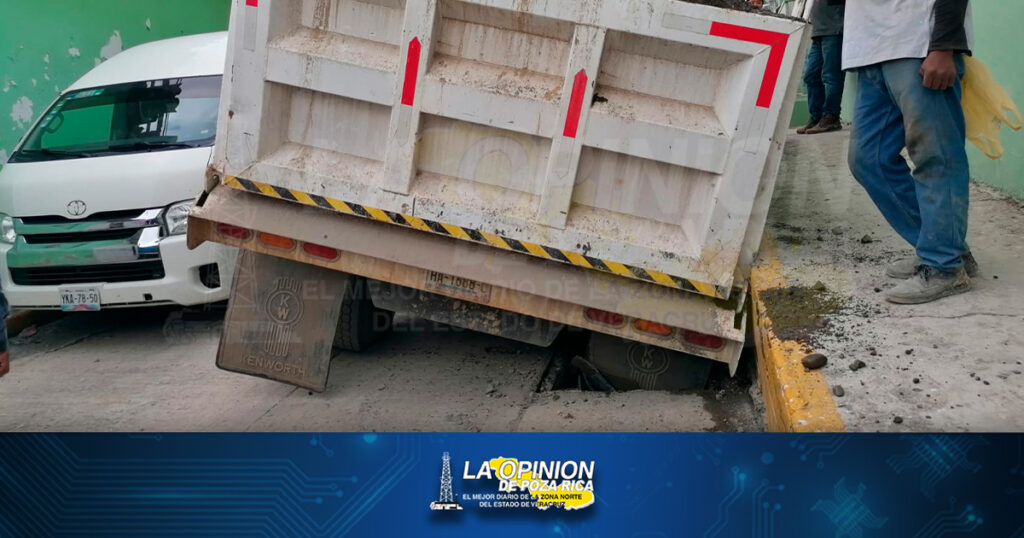 Camión de volteo a punto de volcar