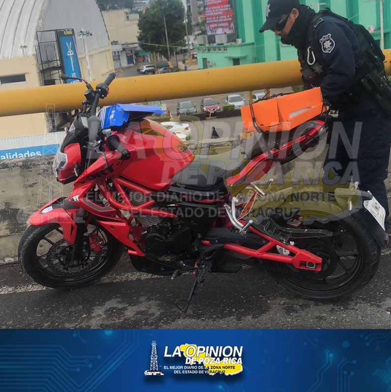 Motociclista derrapado en distribuidor vial