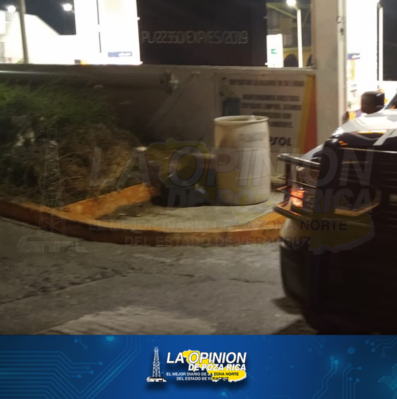 Arrojan restos a un costado de una gasolinera