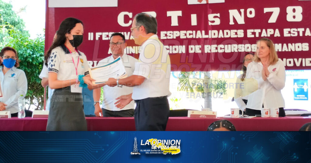 Estudiantes participan en prueba de conocimiento en administración