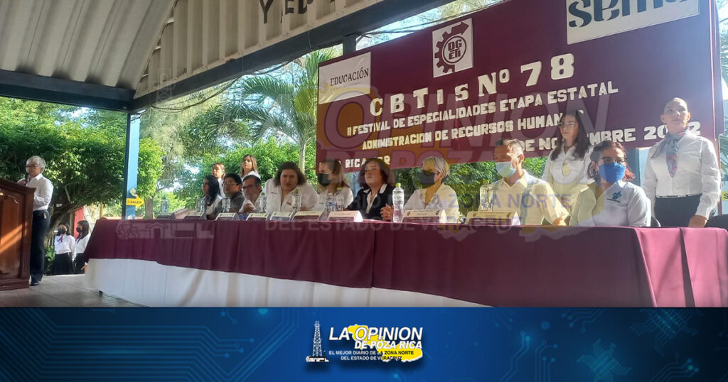 Estudiantes participan en prueba de conocimiento en administración