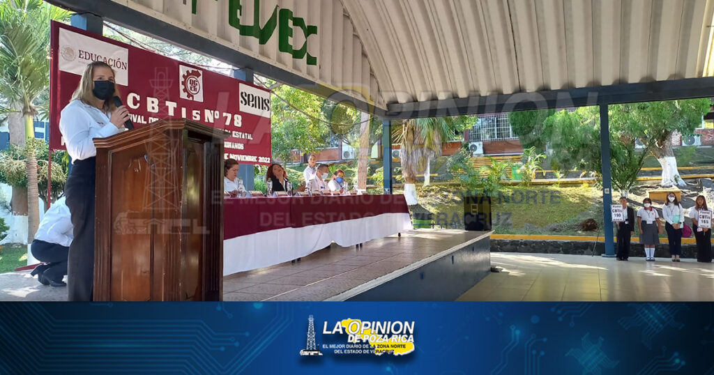 Estudiantes participan en prueba de conocimiento en administración