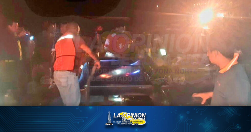 ¡Autobús contra camioneta; 2 heridos!