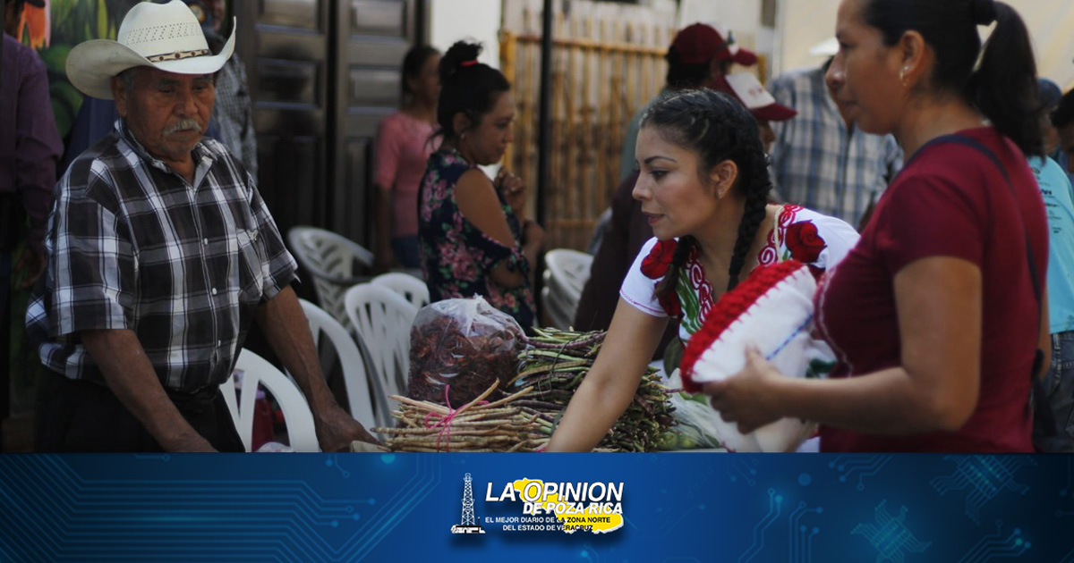 Campesinos montan su propio tianguis