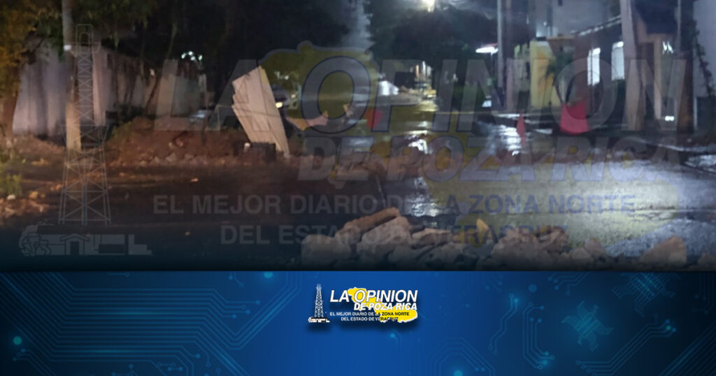 Cierran calle, dejan escombro y no colocan señalización en Coatzintla