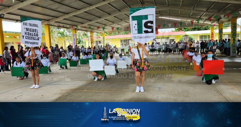 Escuelas rurales desfilan por la Revolución