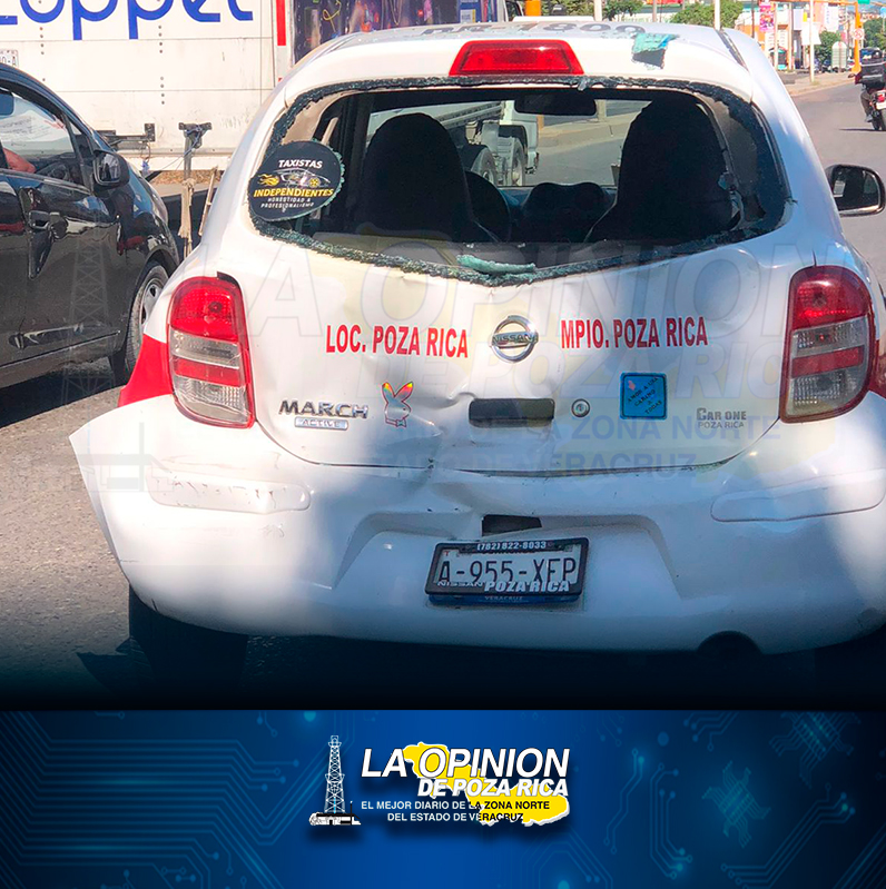 Autobús choca por alcance a taxi