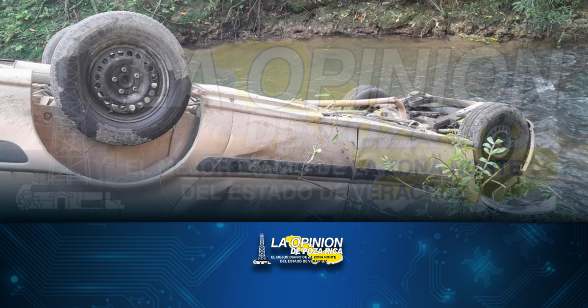 Abandonan camioneta volcada en un arroyo