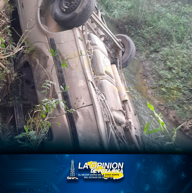 Abandonan camioneta volcada en un arroyo