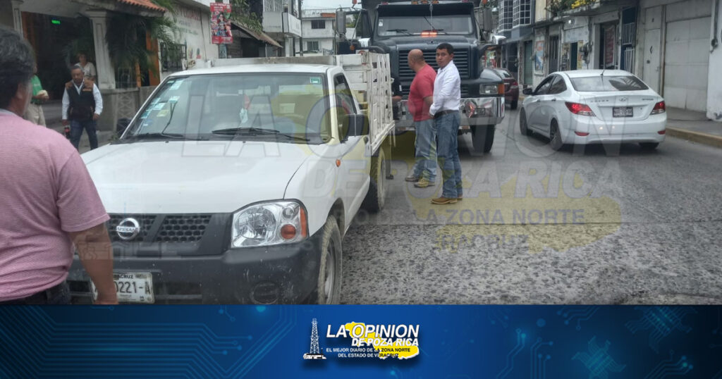 Inicia marcha y choca