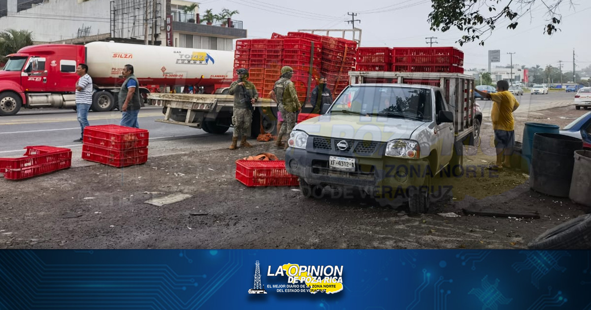 ¡"Llueven pollos" y golpean a ciclista!