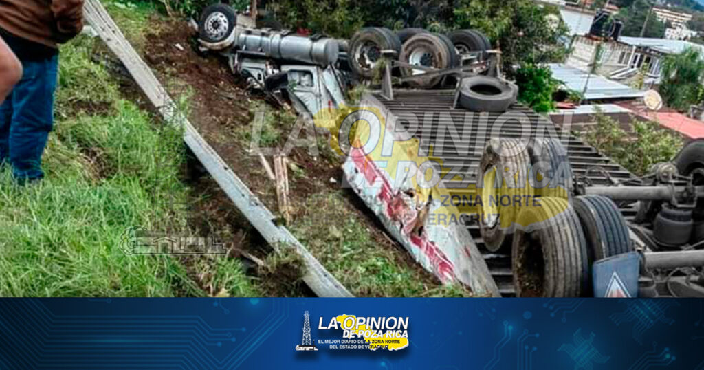 Trailer se queda sin frenos , y vuelca en curva