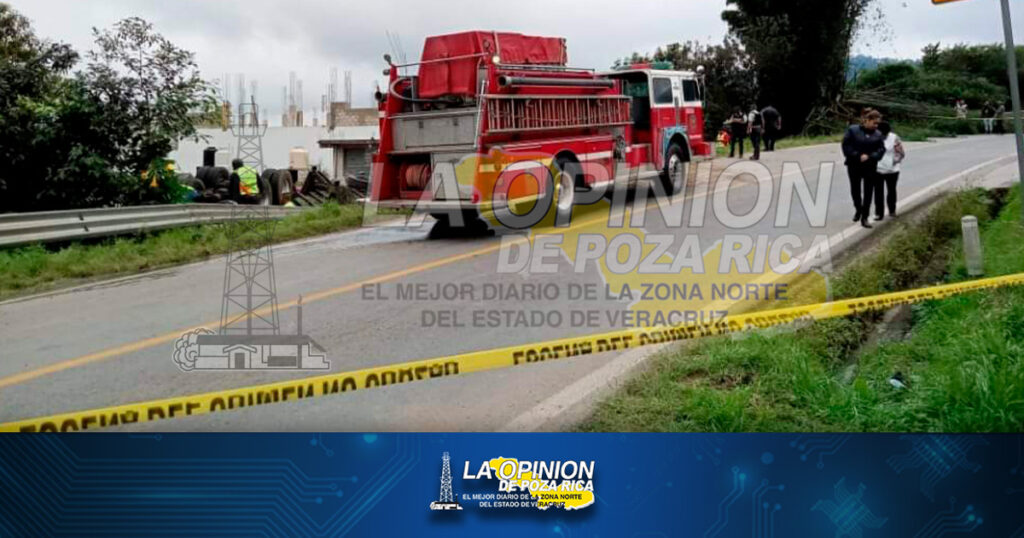 Trailer se queda sin frenos , y vuelca en curva