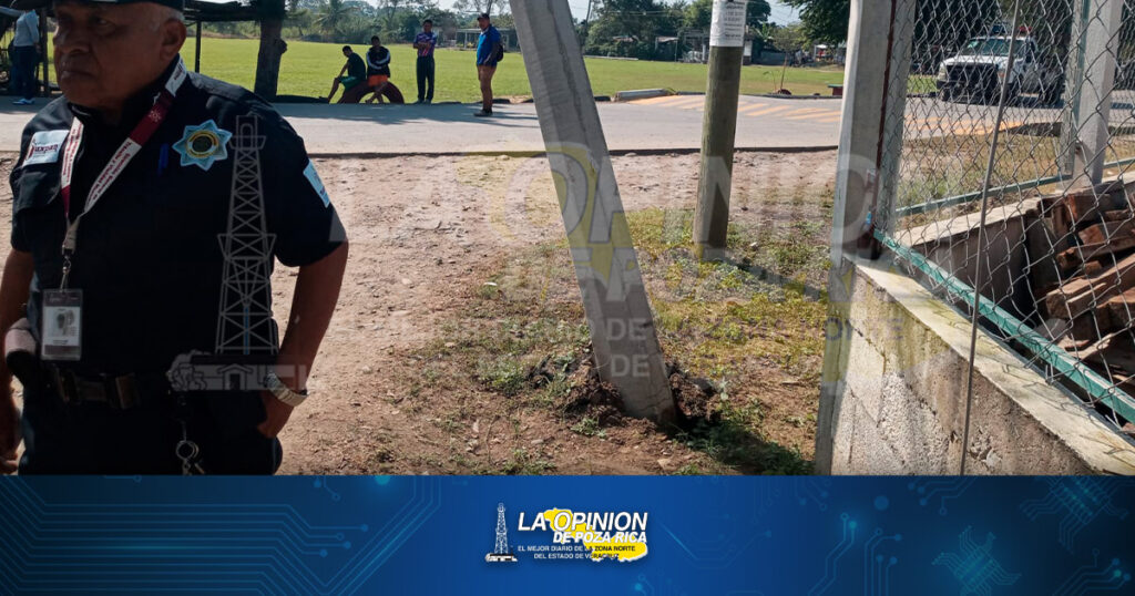 ¡Tráiler derriba cables y daña poste!