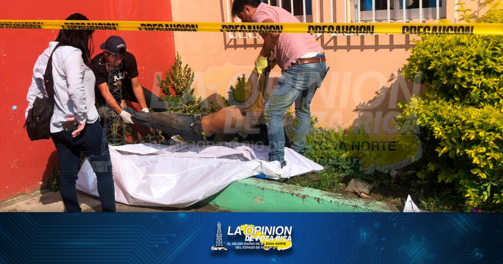 Lo hallan muerto en jardinera