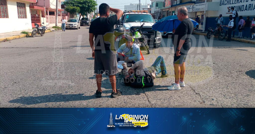 Auto derriba motociclista en la 27