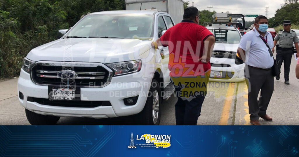 Choca por alcance contra camioneta