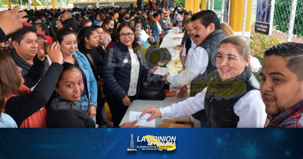 Entrega Balo Gómez becas a más de 3,800 alumnos