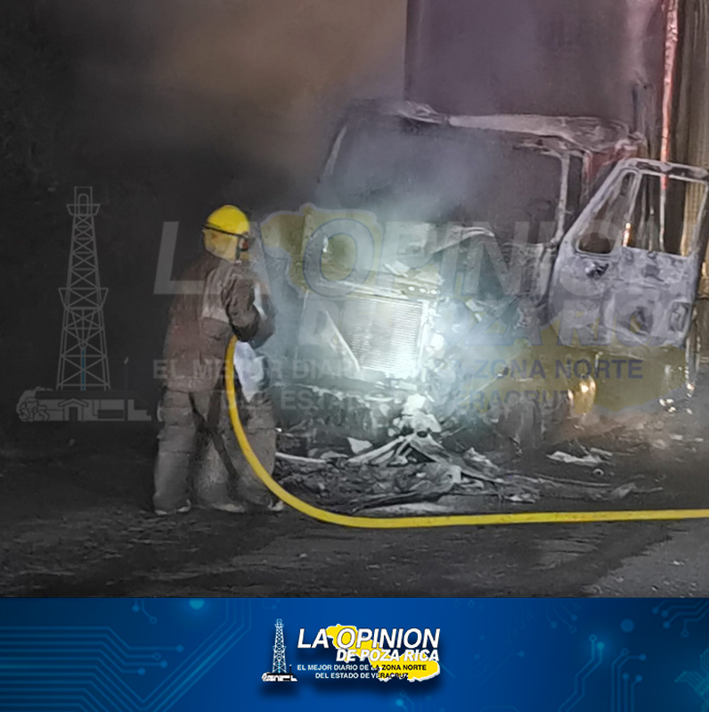 Arde tráiler en la carretera Álamo-Tihuatlán