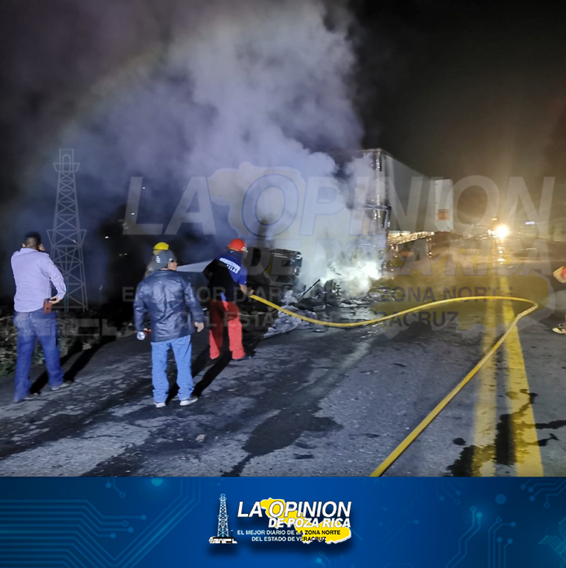 Arde tráiler en la carretera Álamo-Tihuatlán