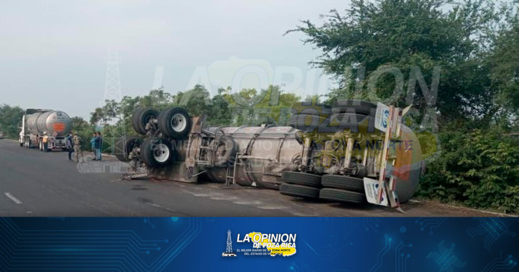 Vuelca autotanque en el libramiento portuario de Tuxpan
