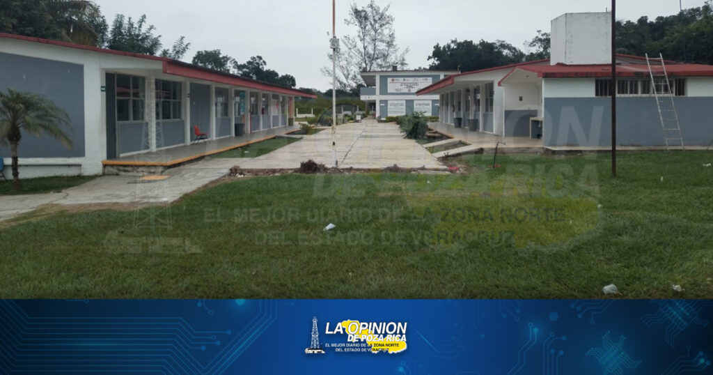 Le gusta más la politiquería que atender el plantel Cobaev Cazones