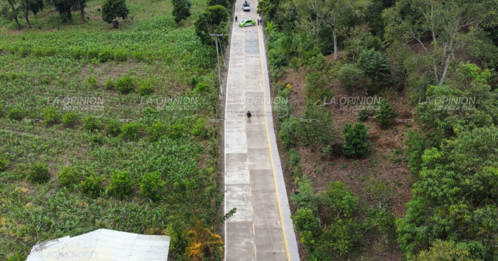 Rehabilitan camino con concreto hidráulico
