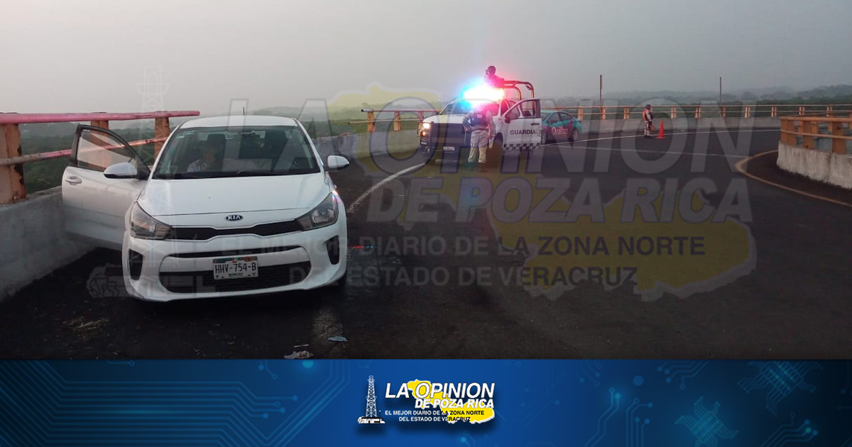 Estrella coche en un muro de contención