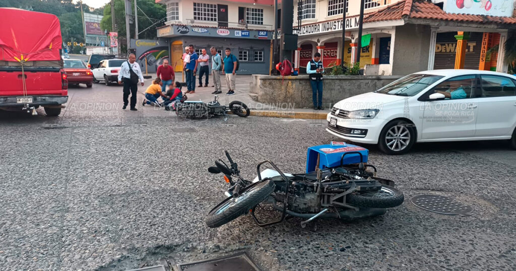 ¡Chocan motos en peligroso crucero!