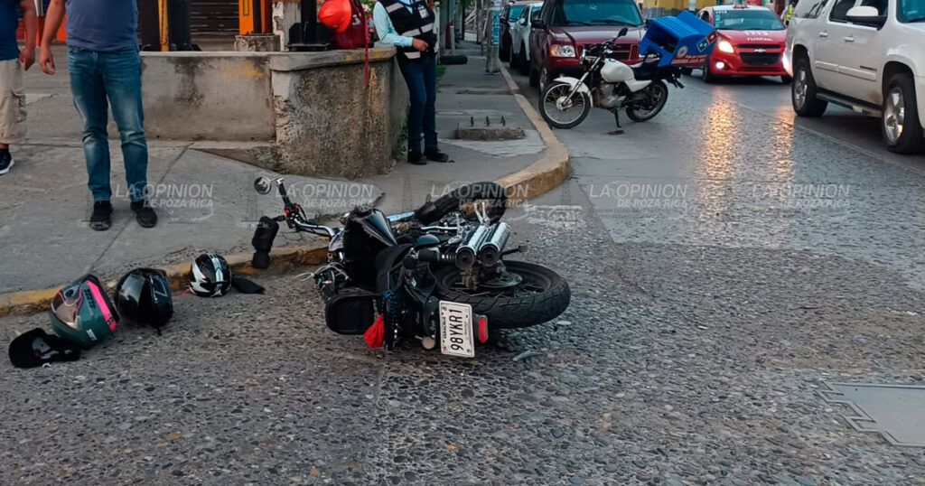 ¡Chocan motos en peligroso crucero!