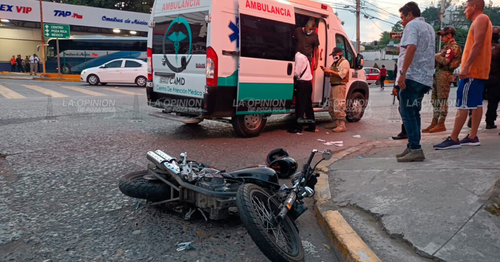 ¡Chocan motos en peligroso crucero!