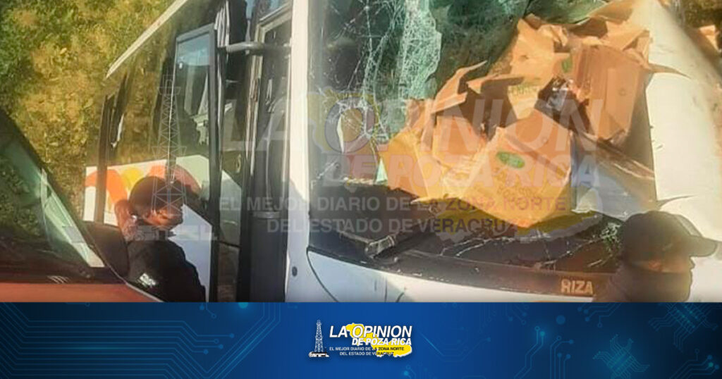 Muere chofer de autobús en aparatoso accidente
