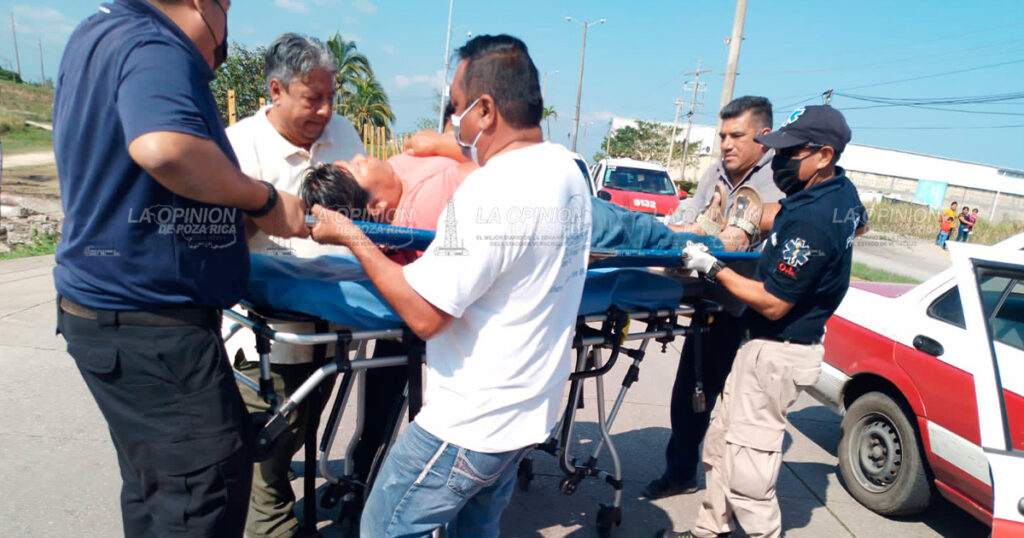 Chocan taxi y camioneta