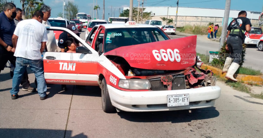 Chocan taxi y camioneta