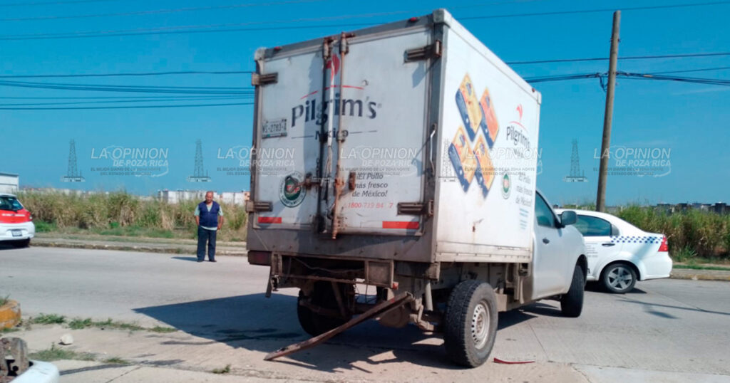 Chocan taxi y camioneta
